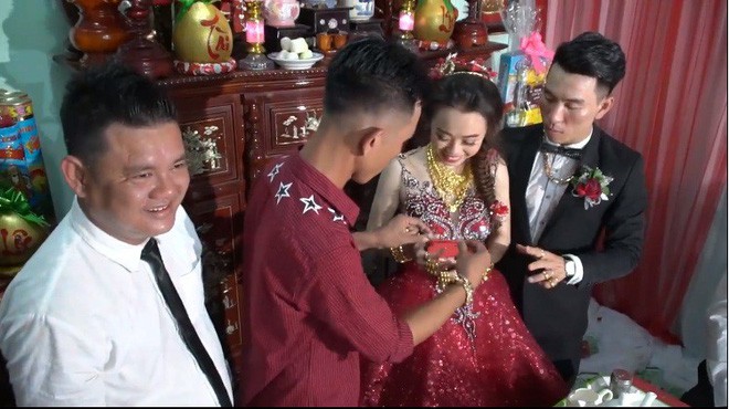 Xuất hiện đám cưới 100 cây vàng đình đám đến mức cô dâu trĩu cổ, chật kín hai tay vì vàng ở Cà Mau khiến MXH xôn xao
